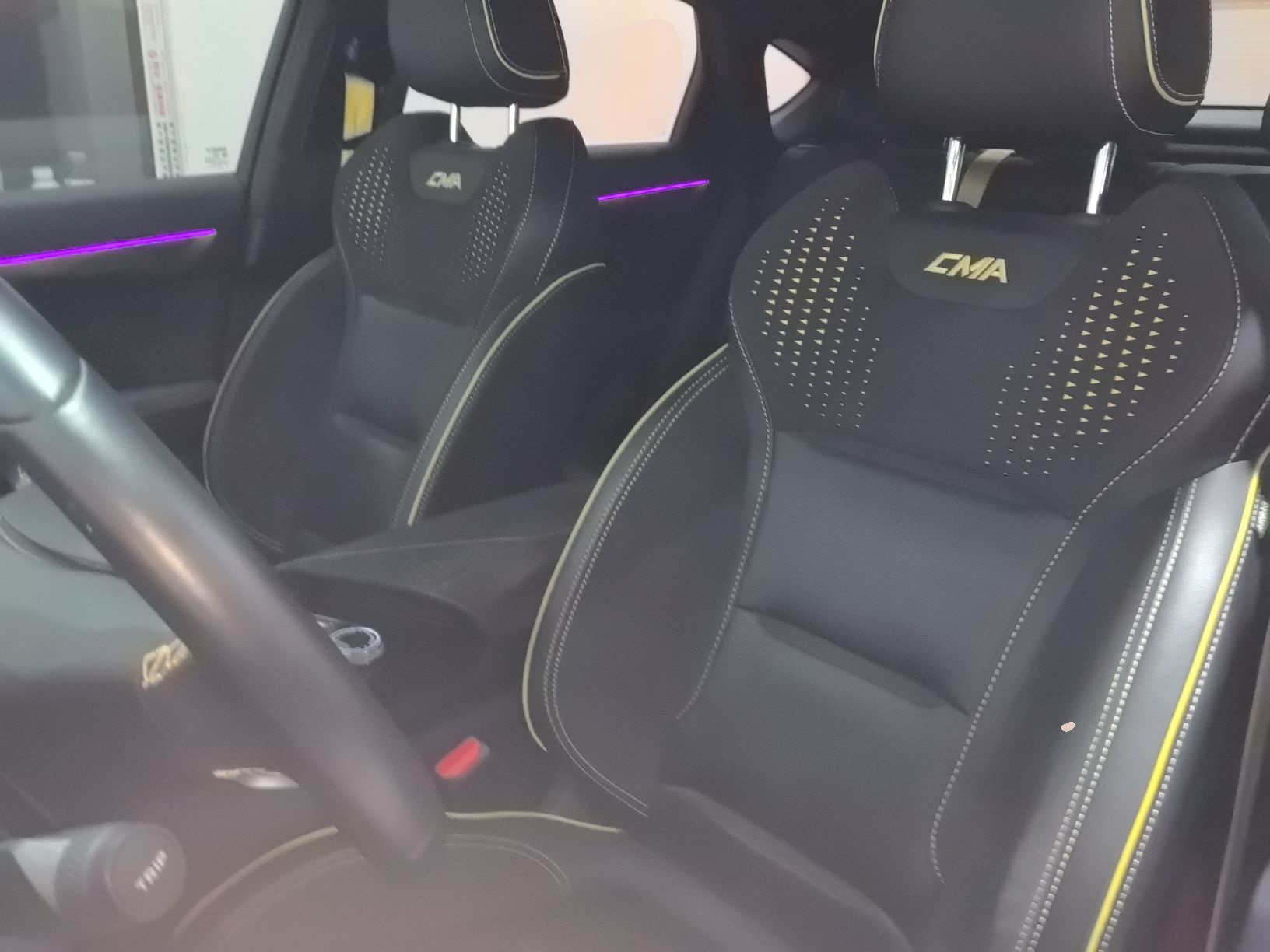 المقاعد الأمامية داخل السيارة