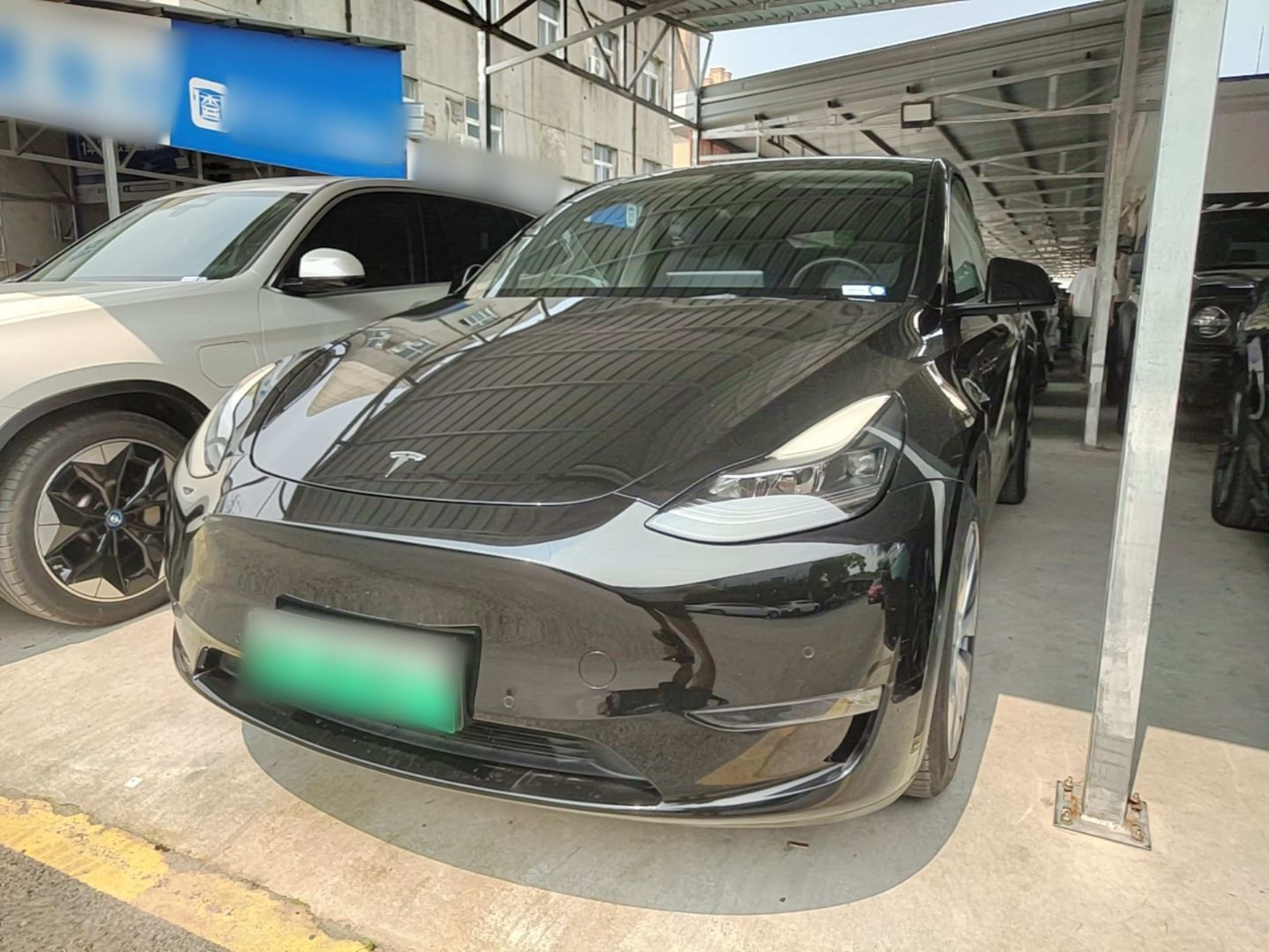 Под передней частью автомобиля