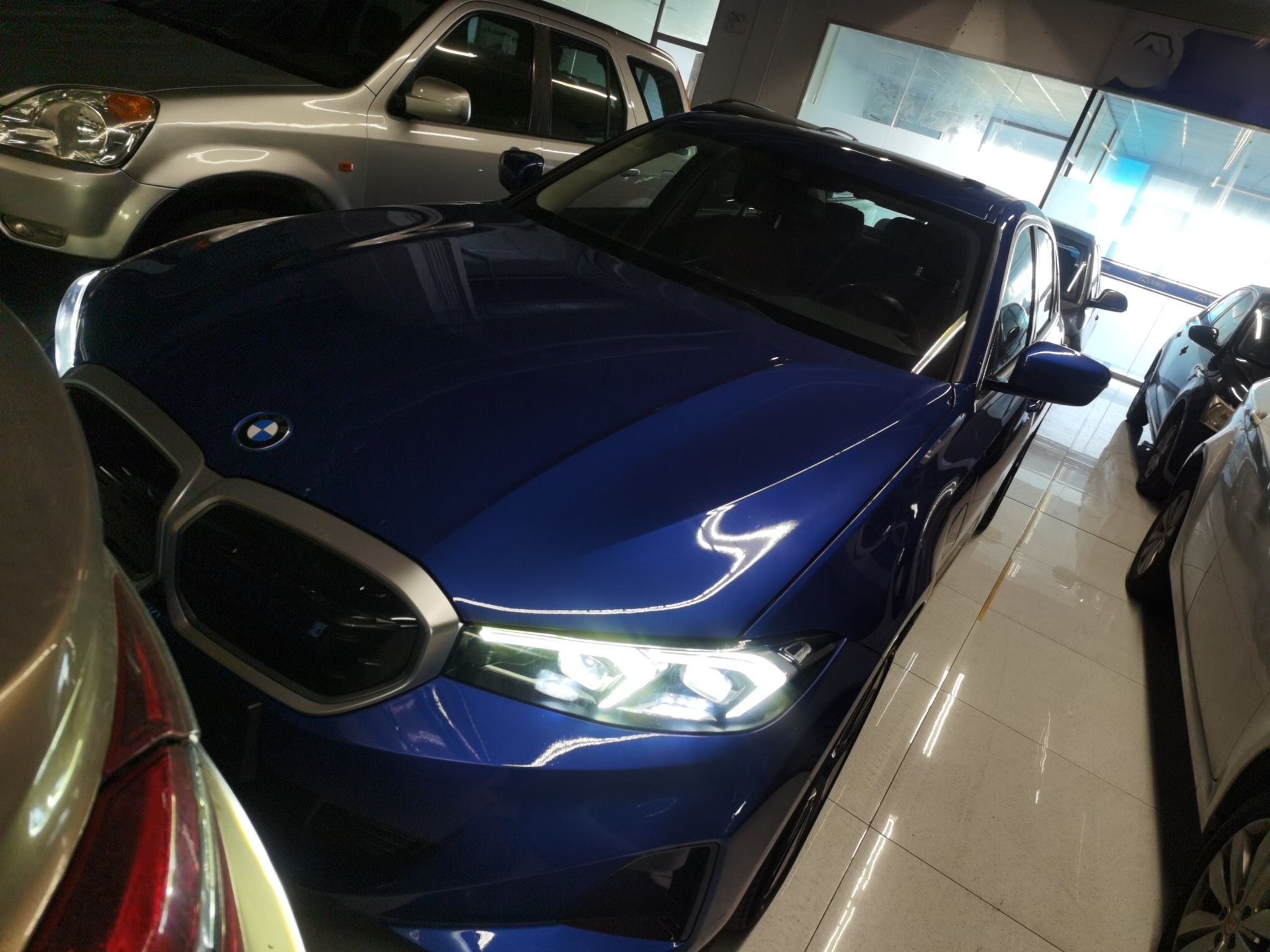 تحت مقدمة السيارة