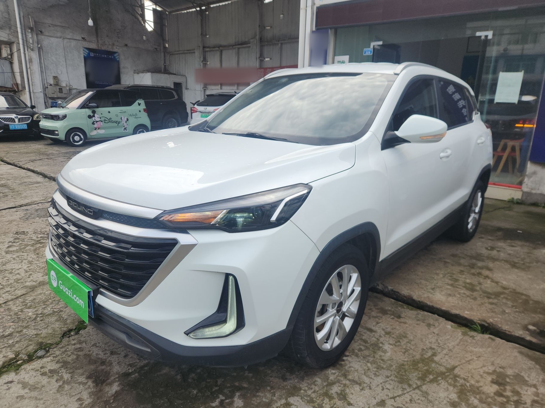 تحت مقدمة السيارة