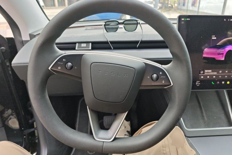 Used Tesla Model Y 2025 Rear-Wheel Drive First Edition Steering Wheel