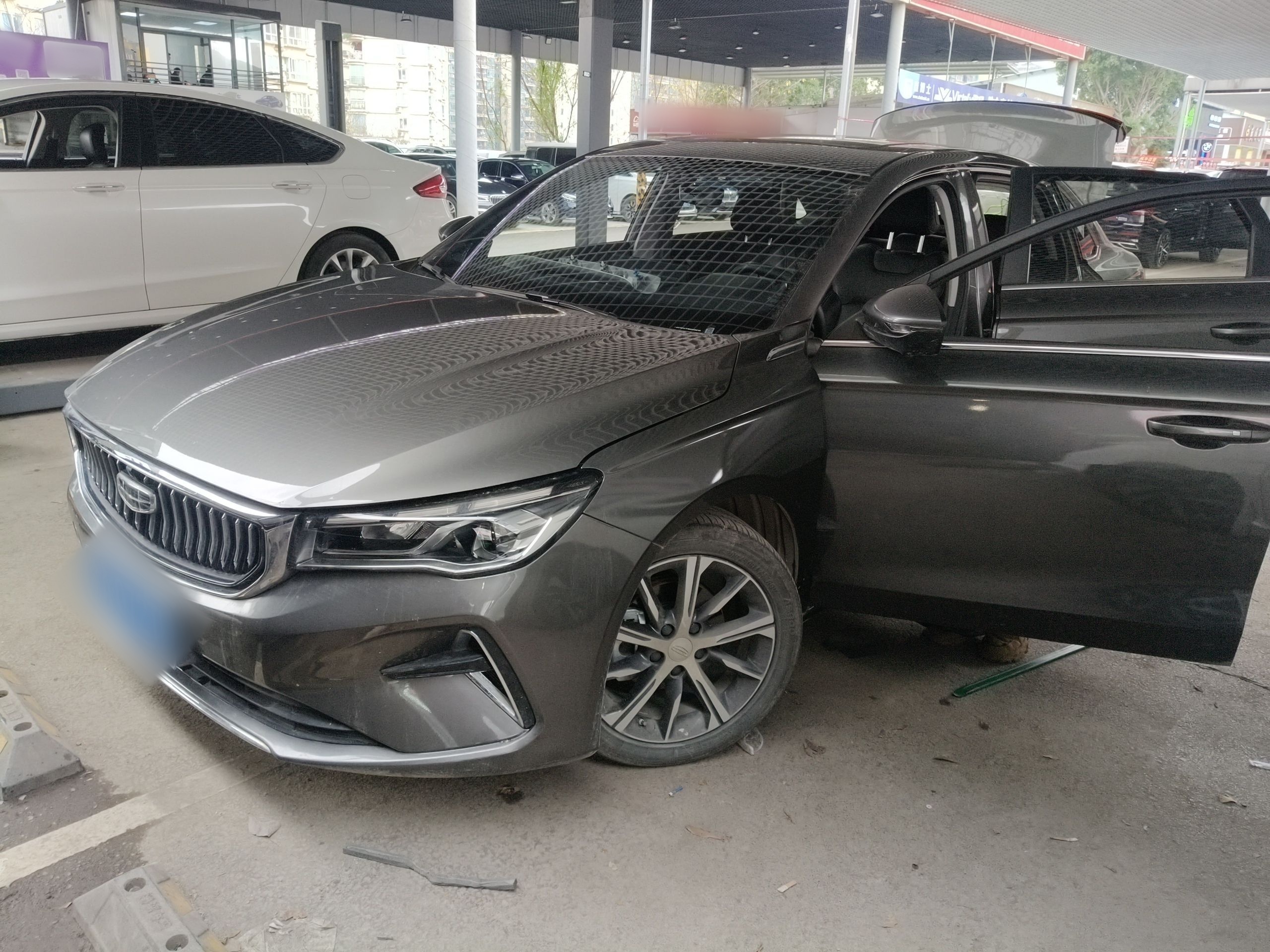 تحت مقدمة السيارة