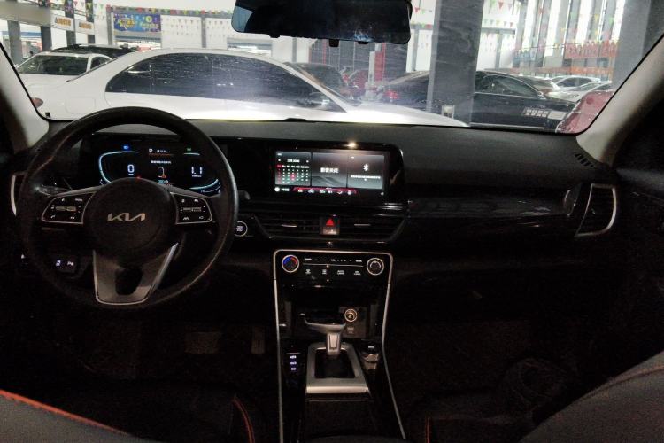 Used Kia Seltos 2023 1.5L CVT Luxury Edition Center Console