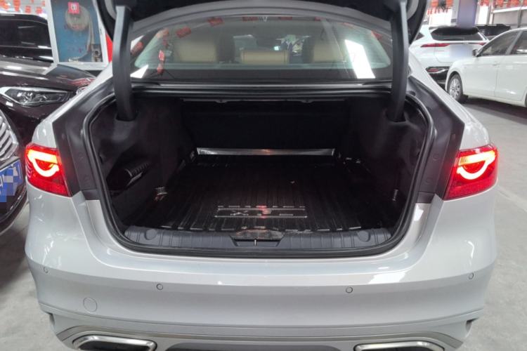 Used Jaguar XFL 2024 2.0T P250 Two-Wheel Drive Prestige Luxury Edition Trunk