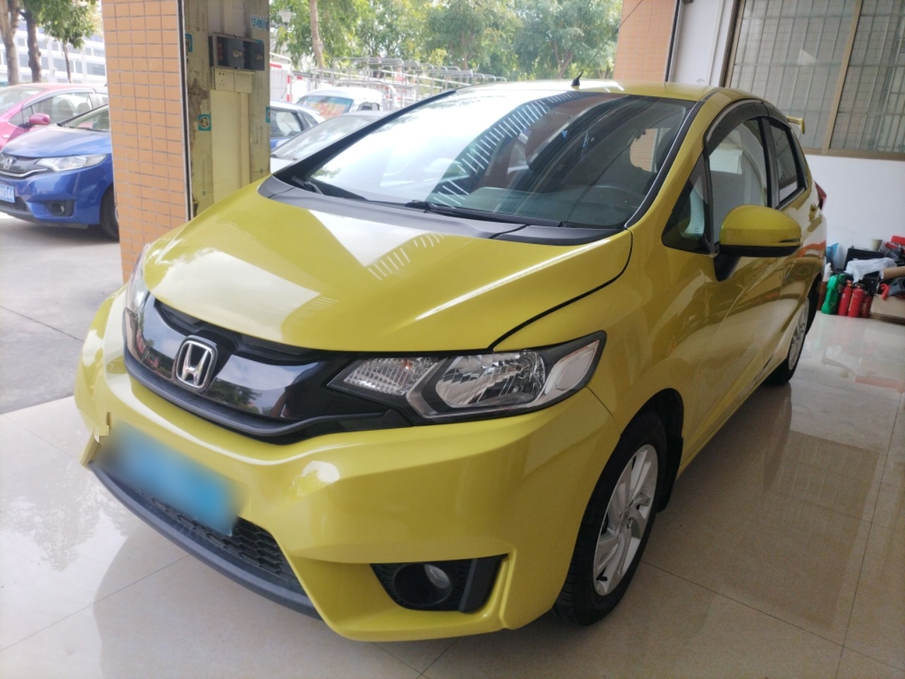 Под передней частью автомобиля