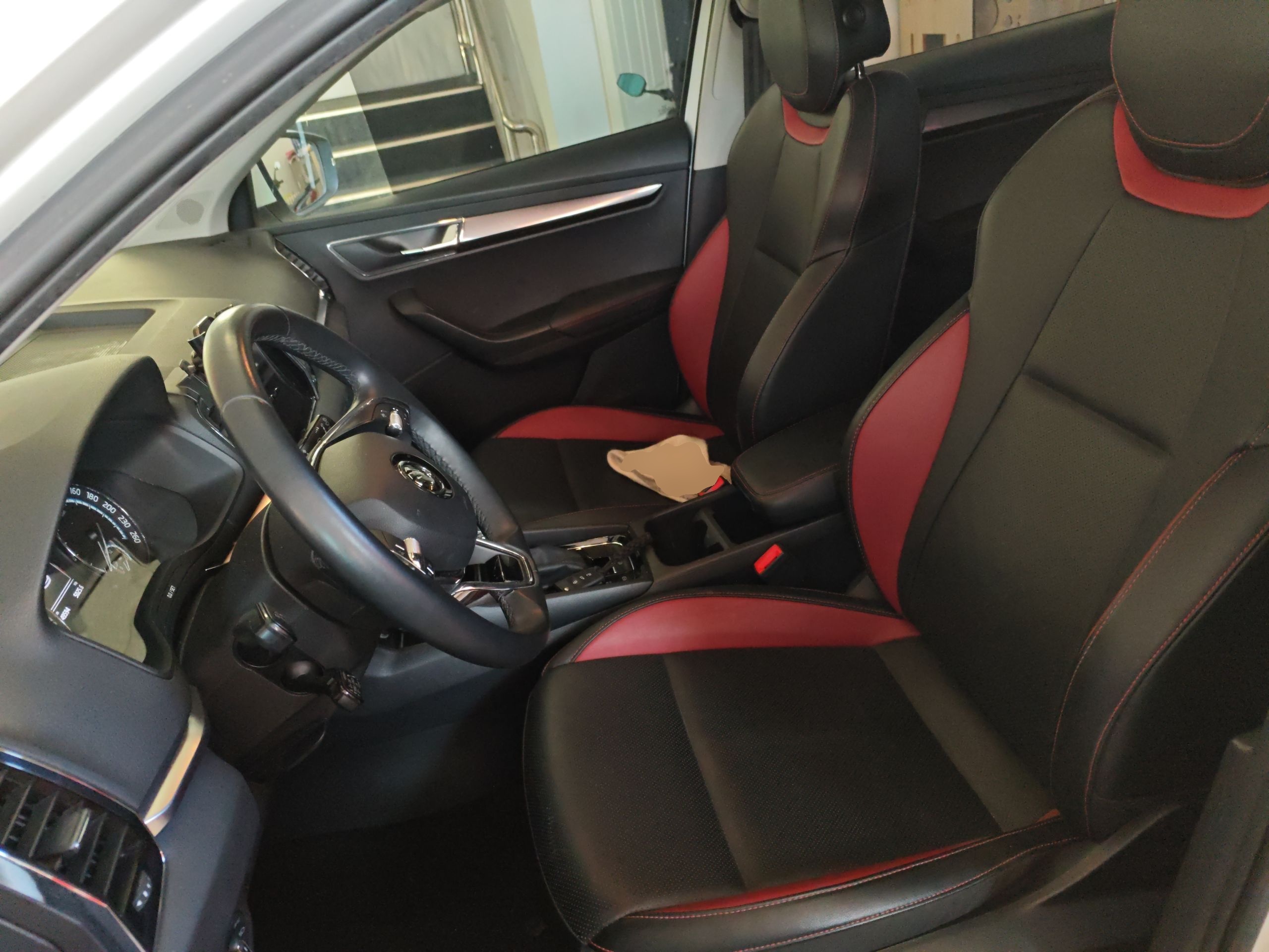 Переднее сиденье в автомобиле