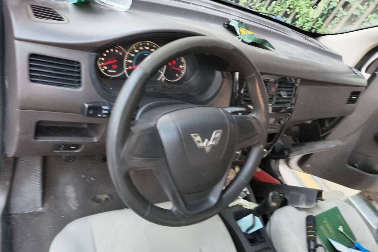 Used Wuling Rongguang V 2015 1.5L Standard Version
