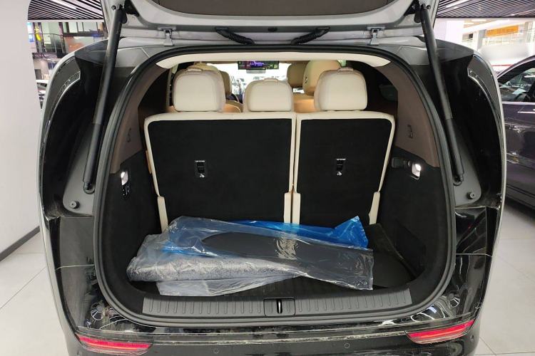 Used Li Auto MEGA 2024 Ultra Model
