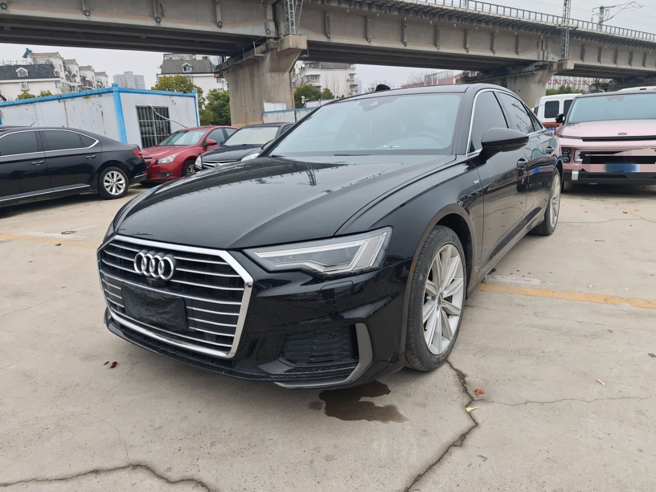 Под передней частью автомобиля