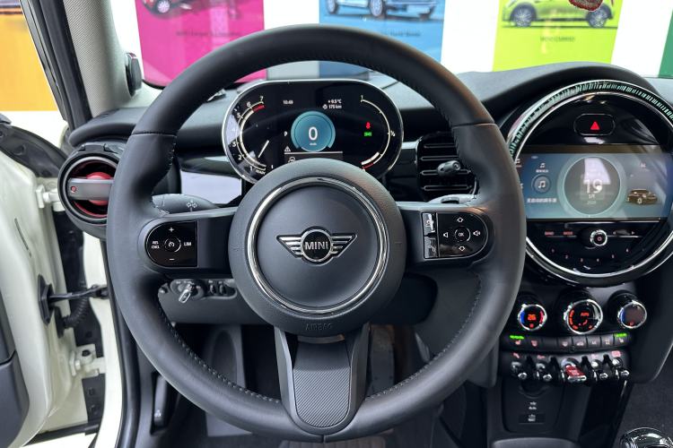 Used MINI 2023 Updated 1.5T COOPER Artist Five-Door Edition Steering Wheel