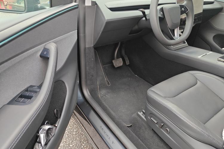 Used Tesla Model Y 2025 Rear-Wheel-Drive Version Driver Seat