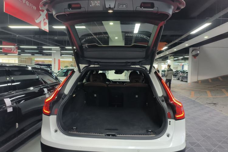 Used Volvo V90 2021 Cross Country B5 AWD Prestige Edition
