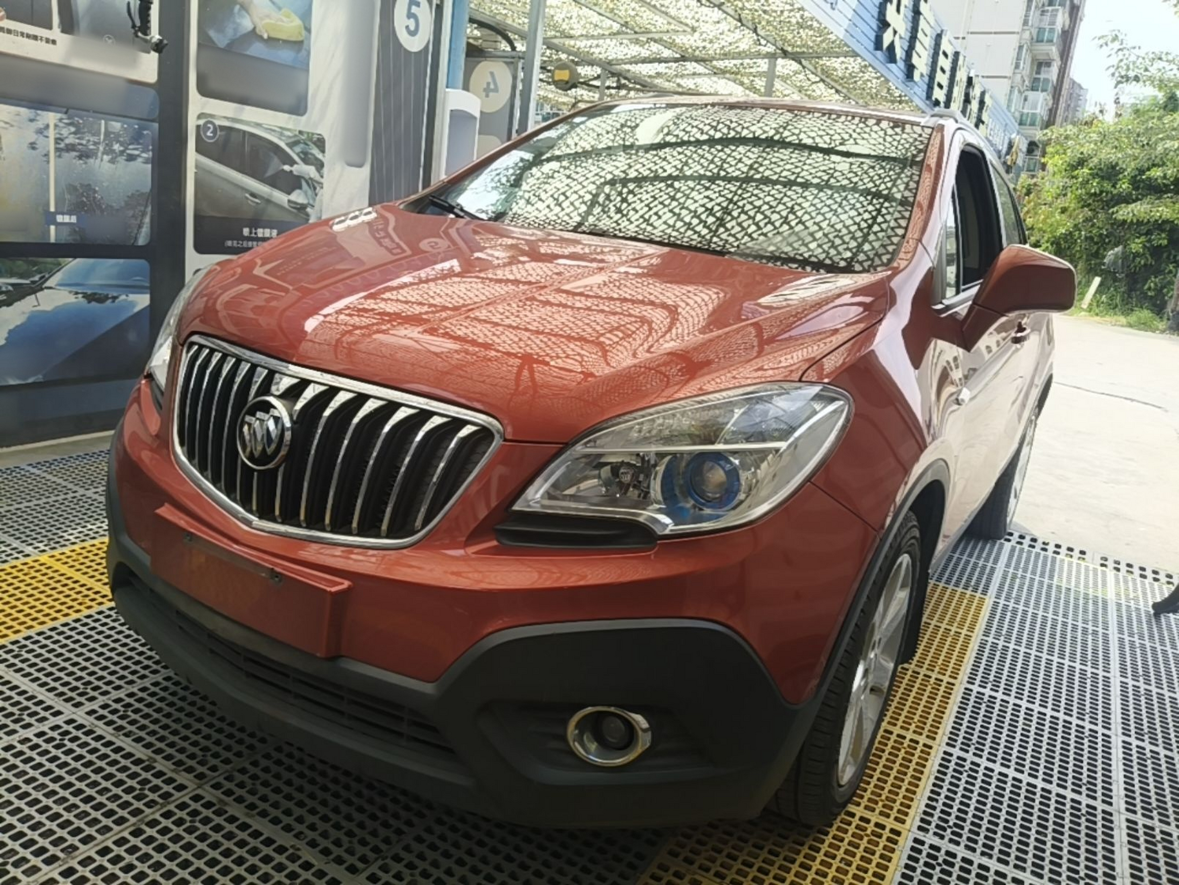 Под передней частью автомобиля