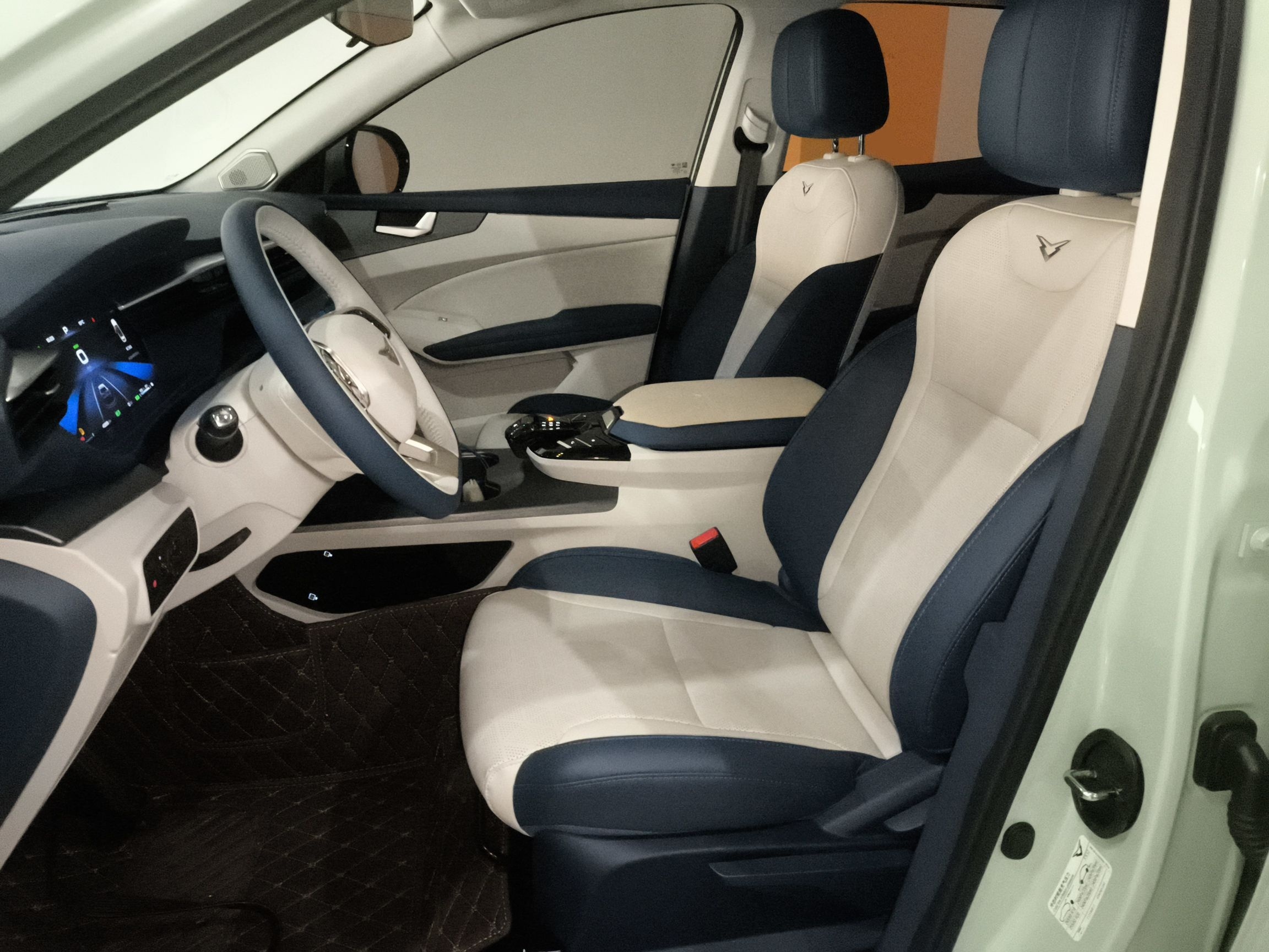 المقاعد الأمامية داخل السيارة