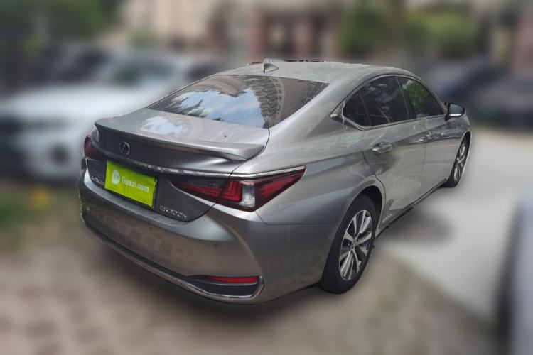 Used Lexus ES 2020 300h Premier Edition Rear Right 45 Deg