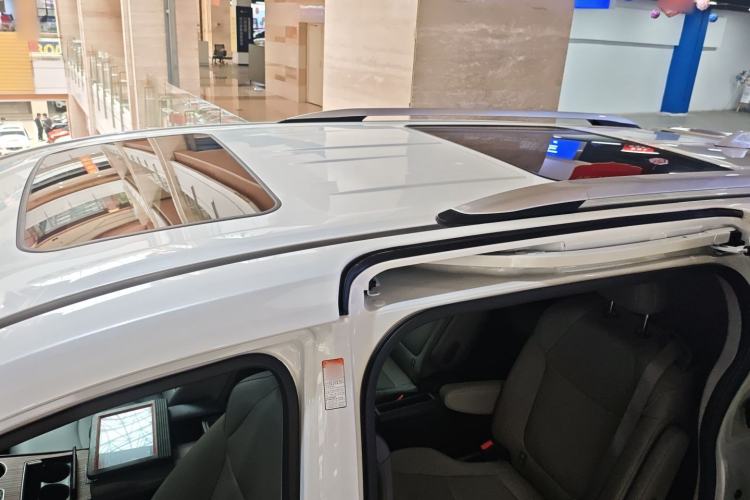 Used Toyota Granvia 2023 2.5L Hybrid Luxury Edition Roof