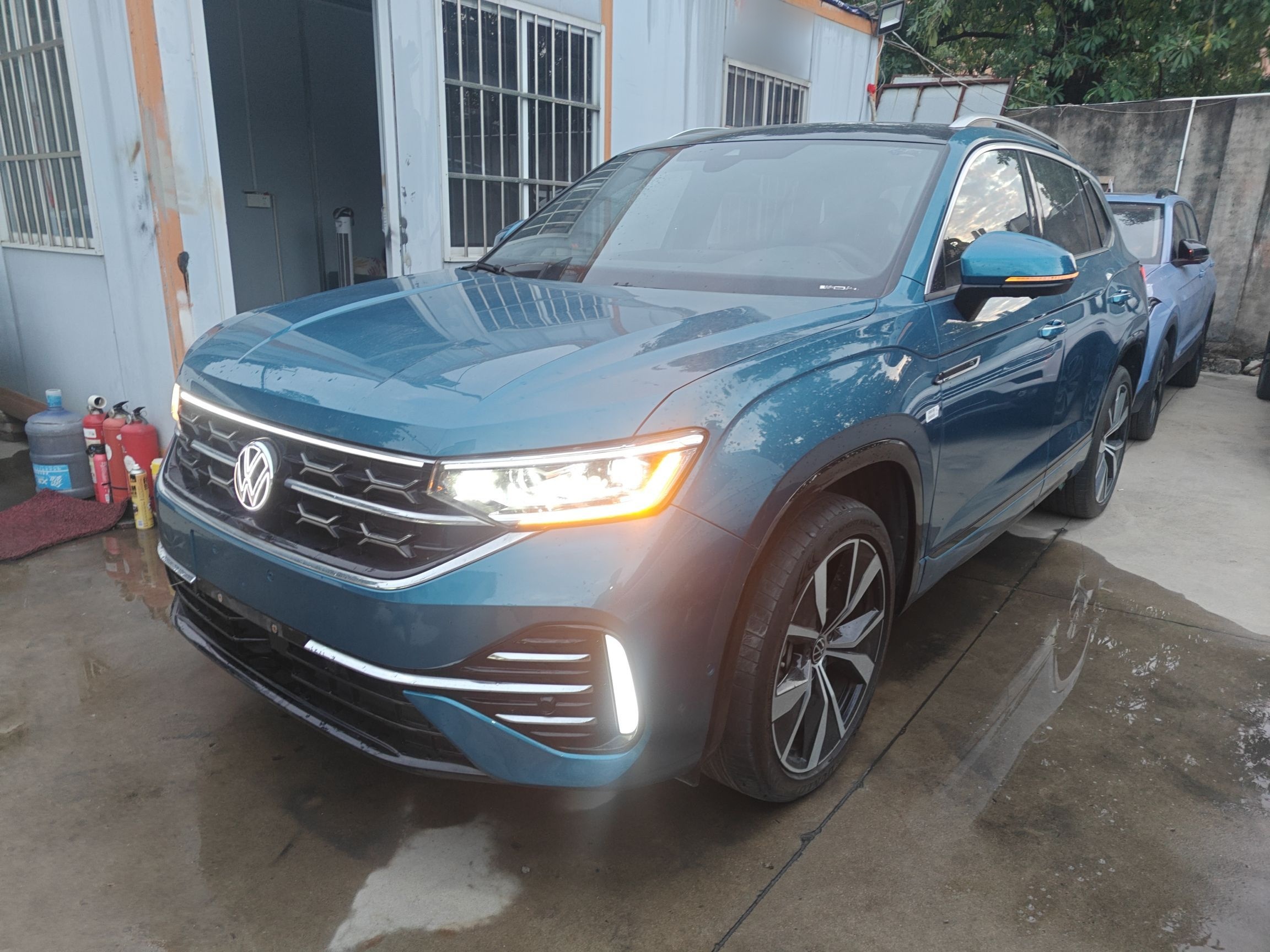 تحت مقدمة السيارة