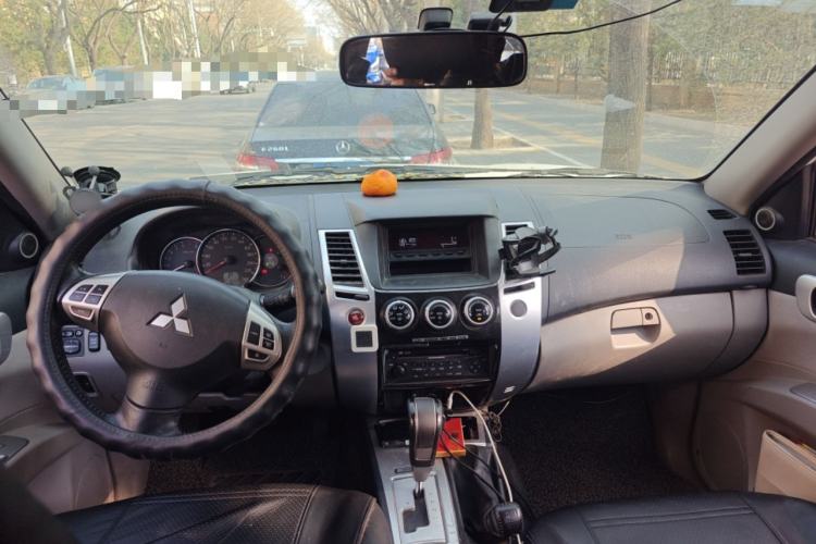 Used Mitsubishi Pajero Sport 2013 3.0L Automatic 4x4 Executive Edition Center Console