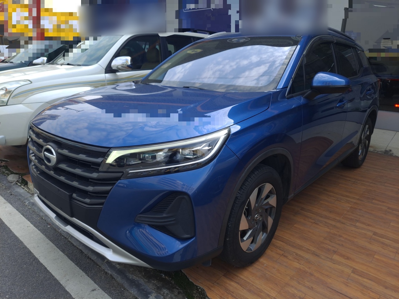 تحت مقدمة السيارة