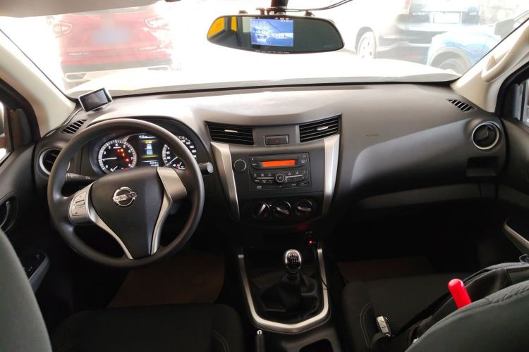 Used Nissan Navara 2019 2.5L Manual Two-Wheel Drive Comfort Version China VI QR25

