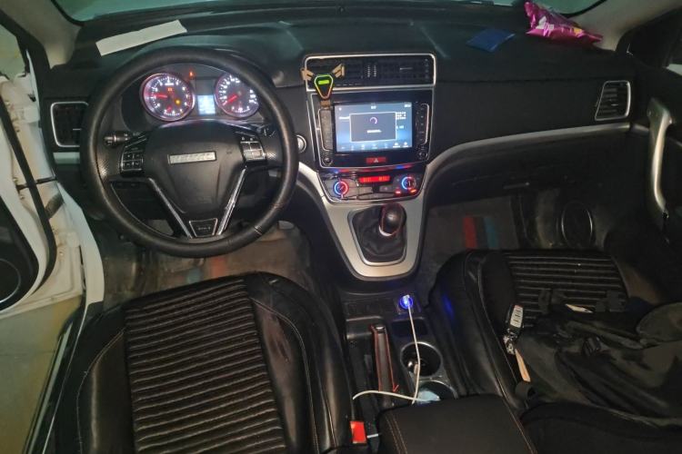 Used Haval M6 2019 1.5T Manual Two-Wheel Drive Urban Version China VI Standard Center Console