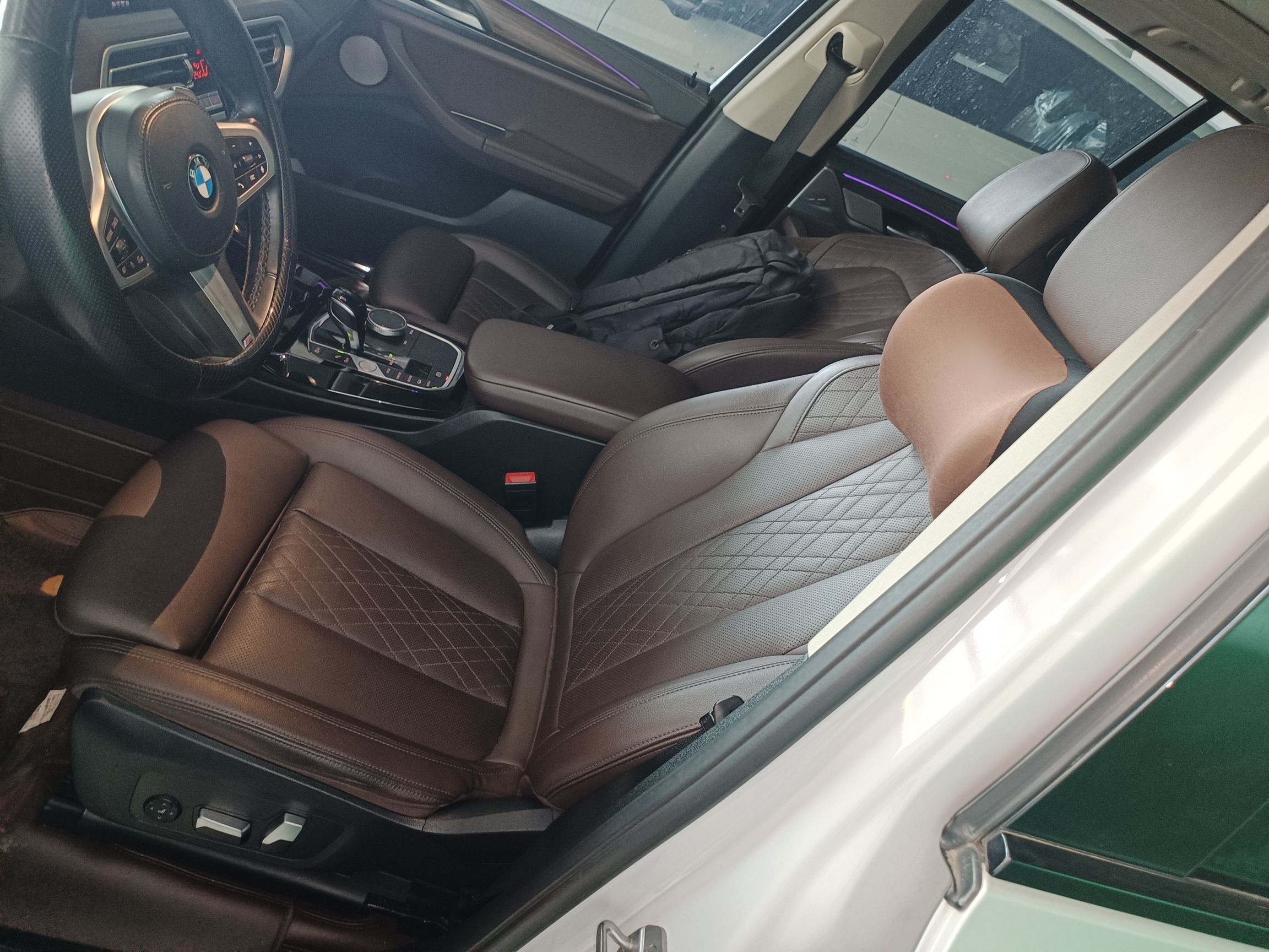 المقاعد الأمامية داخل السيارة