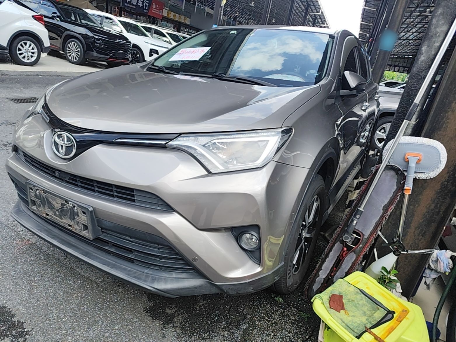 Под передней частью автомобиля