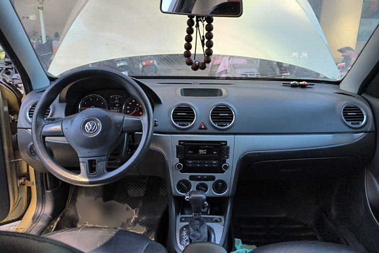 Used Volkswagen Lavida 2011 1.6L Automatic Premium Edition Center Console