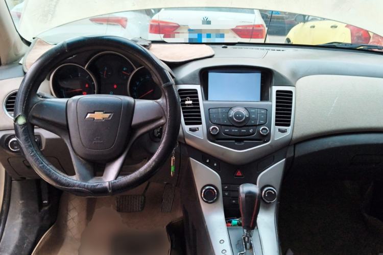 Used Chevrolet Cruze 2013 1.8L SE AT Center Console