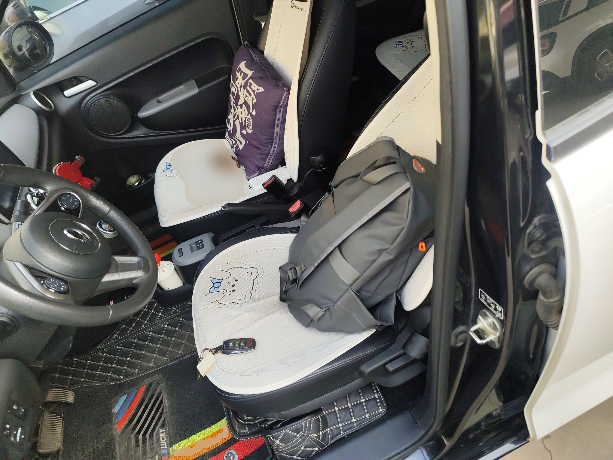 المقاعد الأمامية داخل السيارة