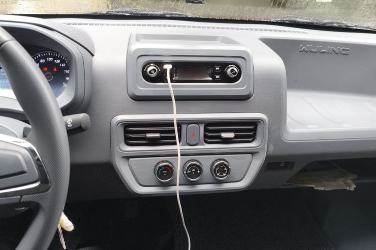 Used Wuling Yangguang 2024 300KM Comfort Version Passenger Van 75kW