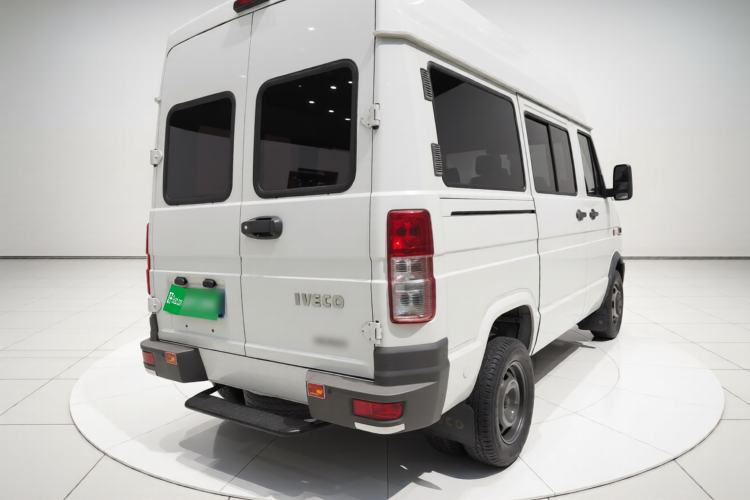 Used Iveco Daily 2021 2.5T A35 M1 Passenger Van 5-9 Seater Short Wheelbase Mid-Roof Design Dual Tires Manual Doors