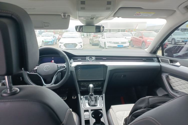 Used Volkswagen Magotan 2023 2 Million Units Commemorative Edition 330TSI DSG Luxury Version Center Console