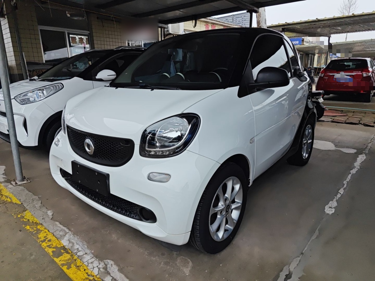 تحت مقدمة السيارة