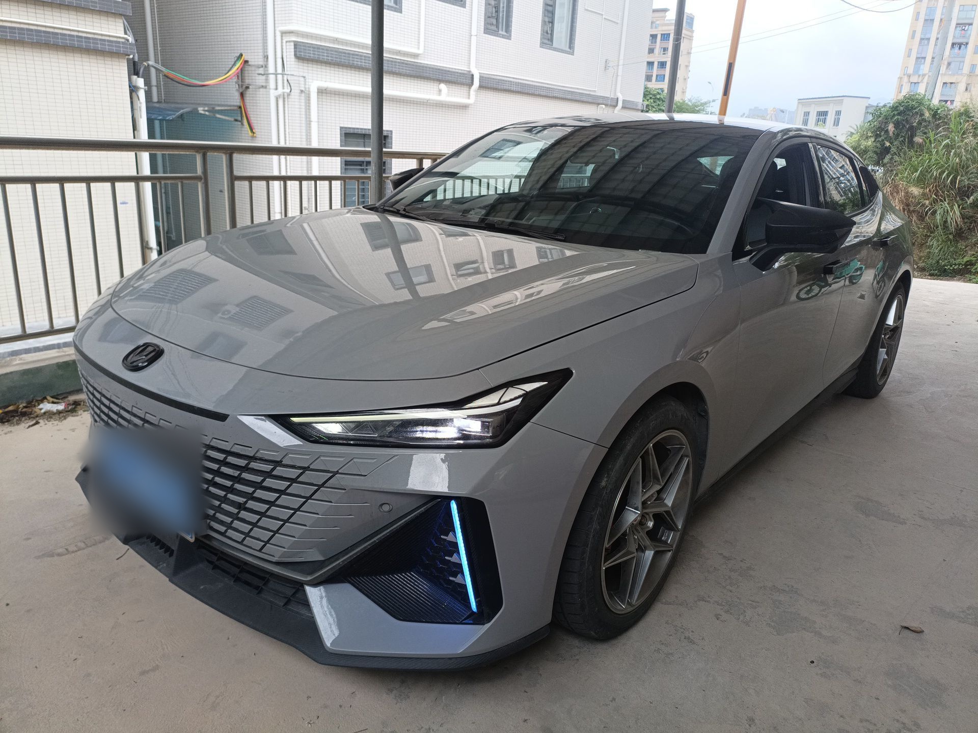 Под передней частью автомобиля