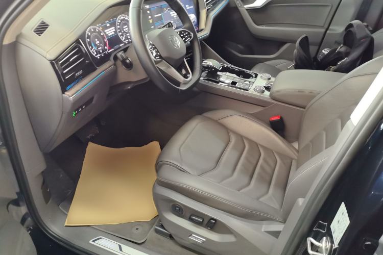 Used Volkswagen Touareg 2021 3.0 TSI Luxury Edition Black Diamond Sport Package Left Front Seat