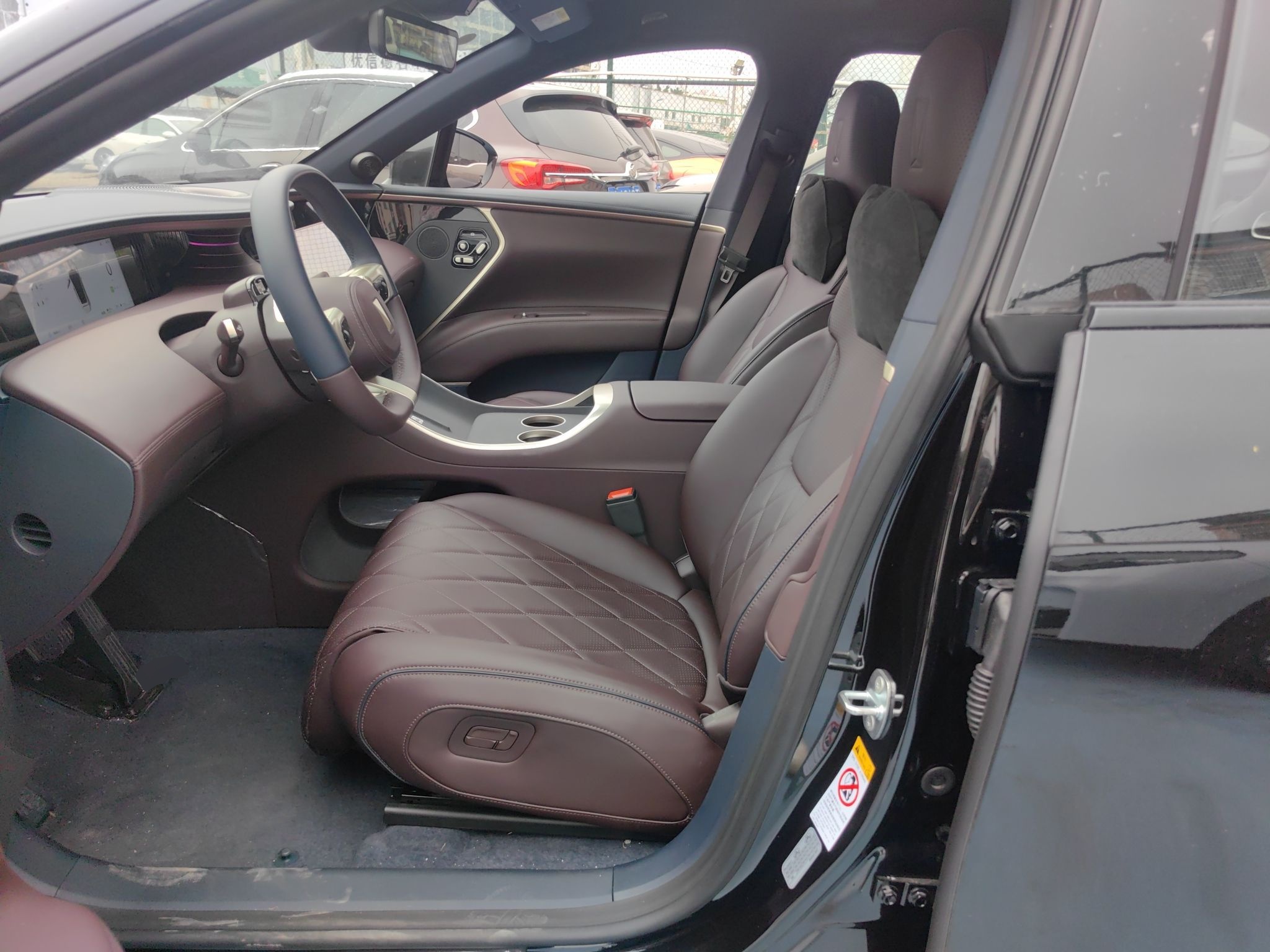 المقاعد الأمامية داخل السيارة