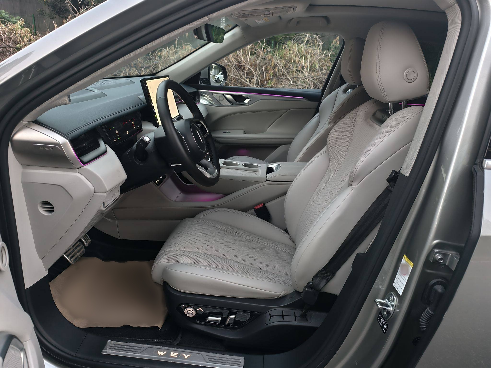 Переднее сиденье в автомобиле