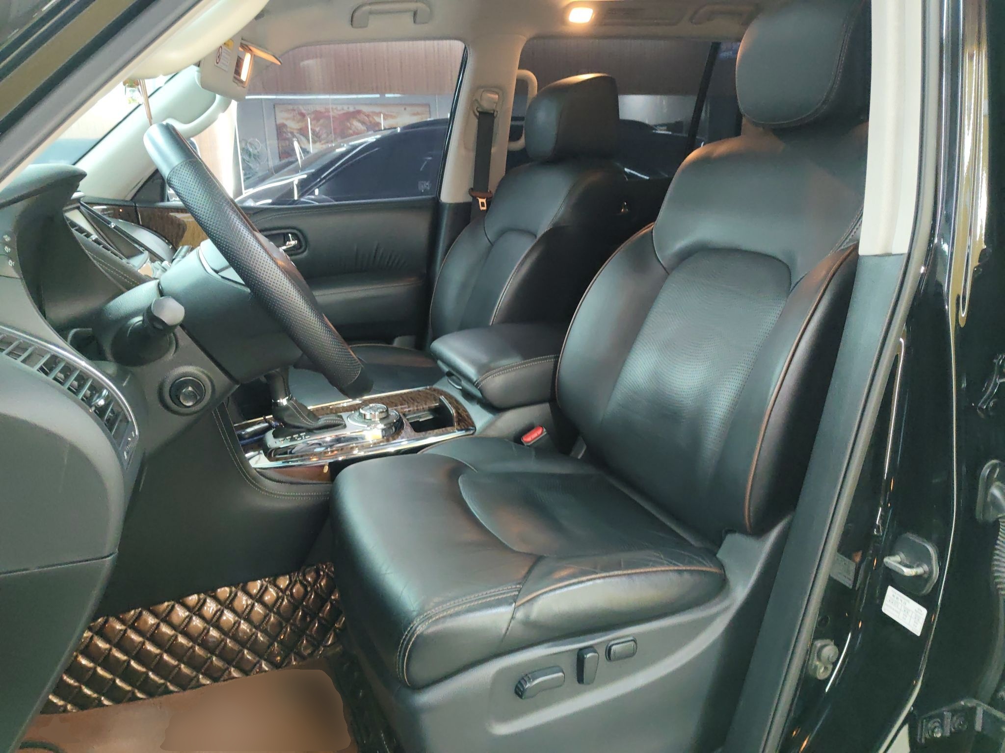 المقاعد الأمامية داخل السيارة