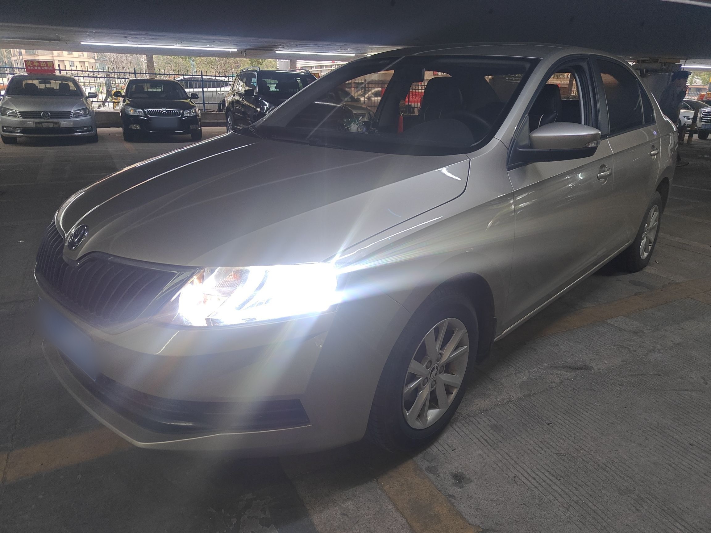 Под передней частью автомобиля