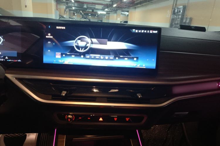 Used BMW X7 2024 xDrive40i Luxury Package – Leading Model Audio And AC Panel