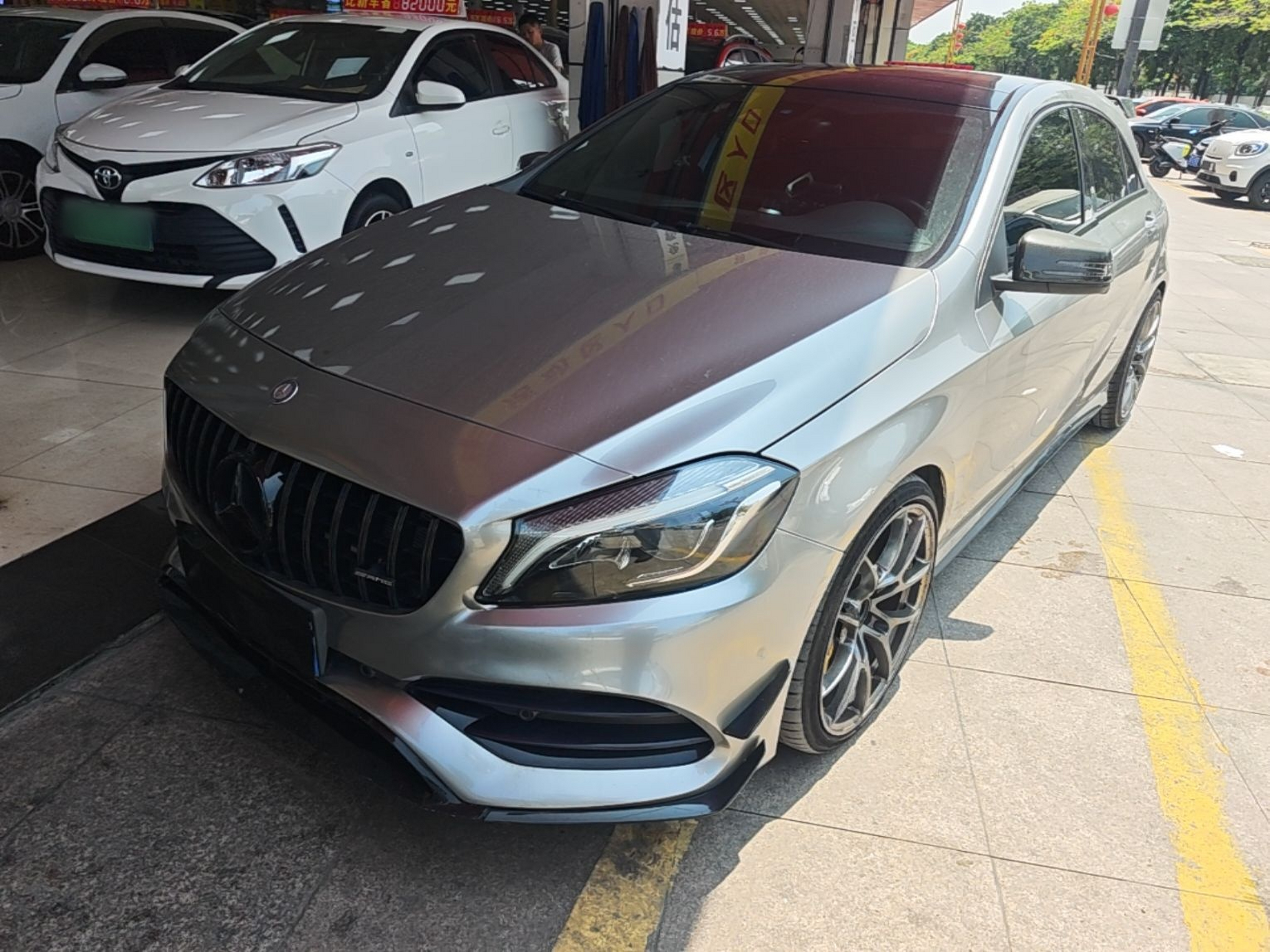Под передней частью автомобиля
