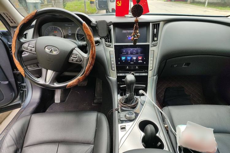 Used Infiniti Q50L 2015 2.0T Enjoyment Edition Center Console