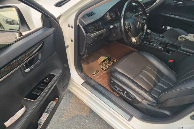 Used Lexus ES 2015 300h Comfort Edition Driver Seat