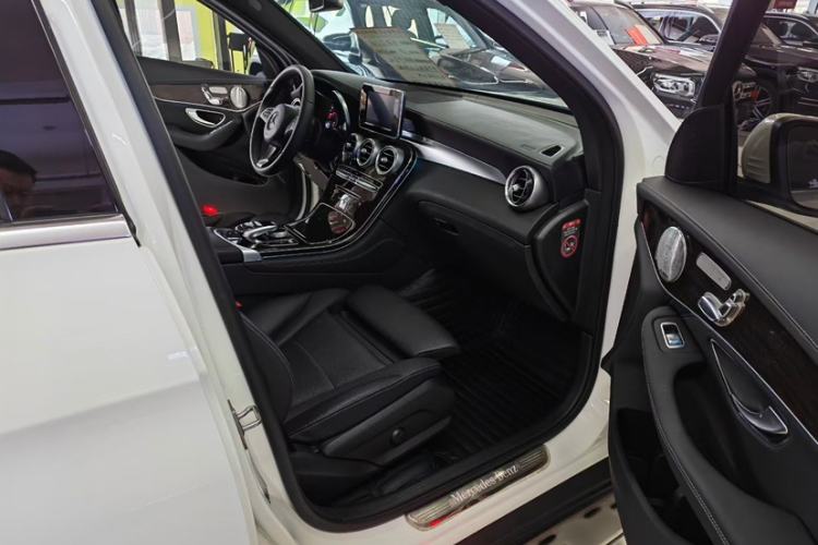 Used Mercedes-Benz GLC 2016 GLC 260 4MATIC Dynamic Edition Interior 3