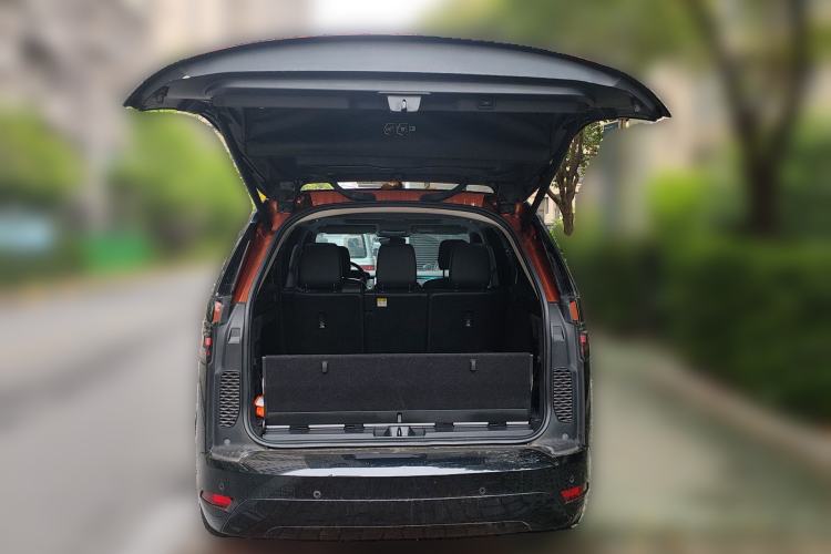 Used Land Rover Discovery 2021 360 PS R-Dynamic S Trunk