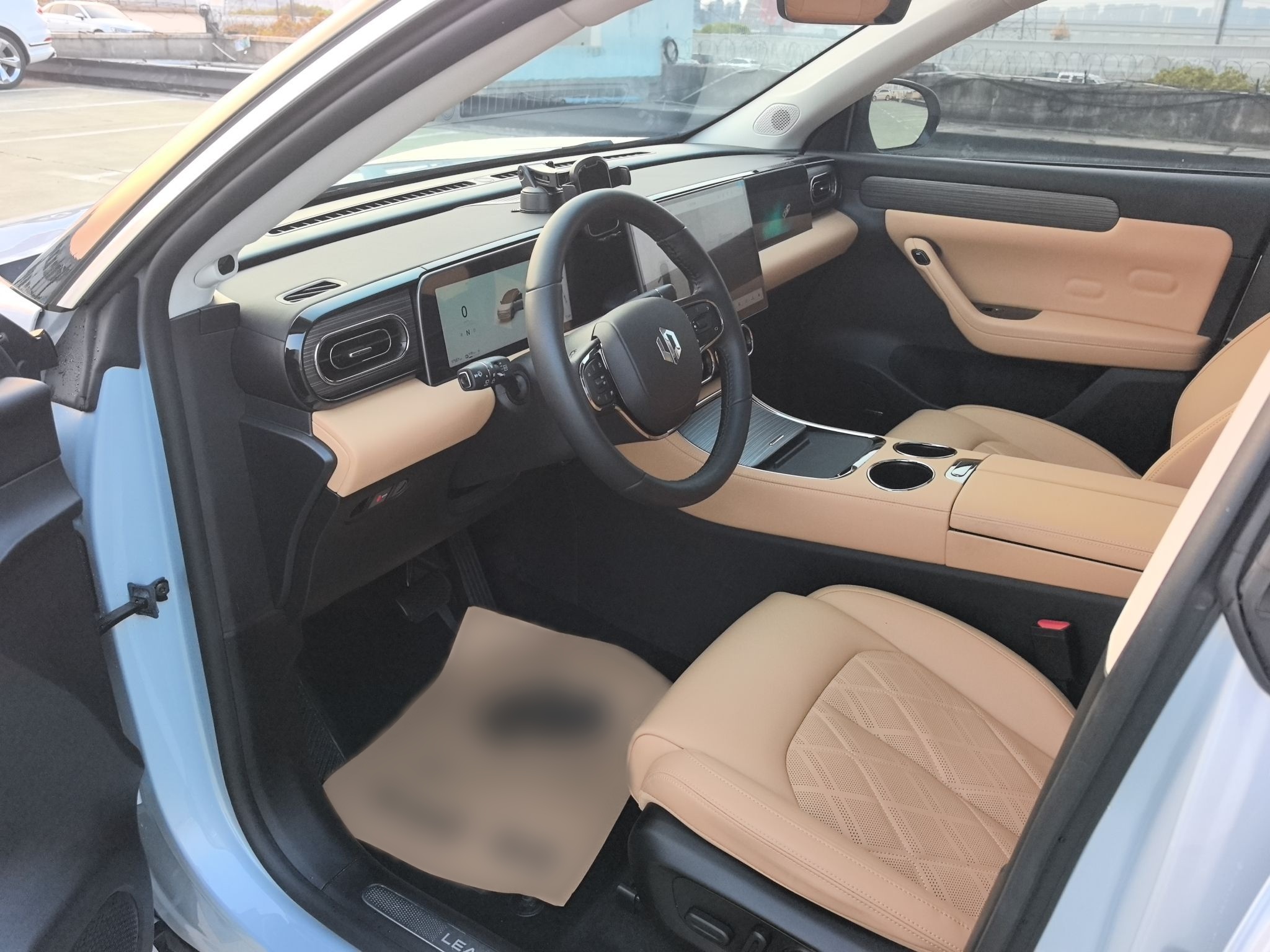 المقاعد الأمامية داخل السيارة