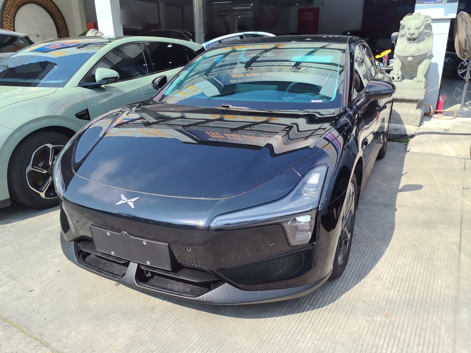 تحت مقدمة السيارة