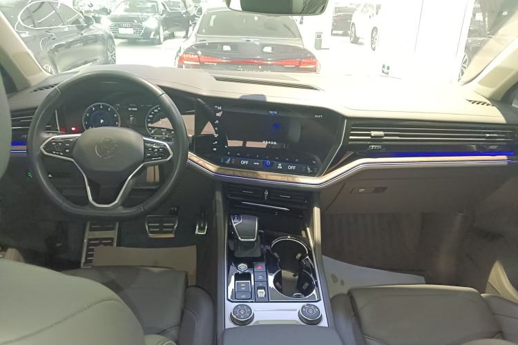 Used Volkswagen Touareg 2022 3.0 TSI Luxury Edition Black Diamond Sport Package Center Console