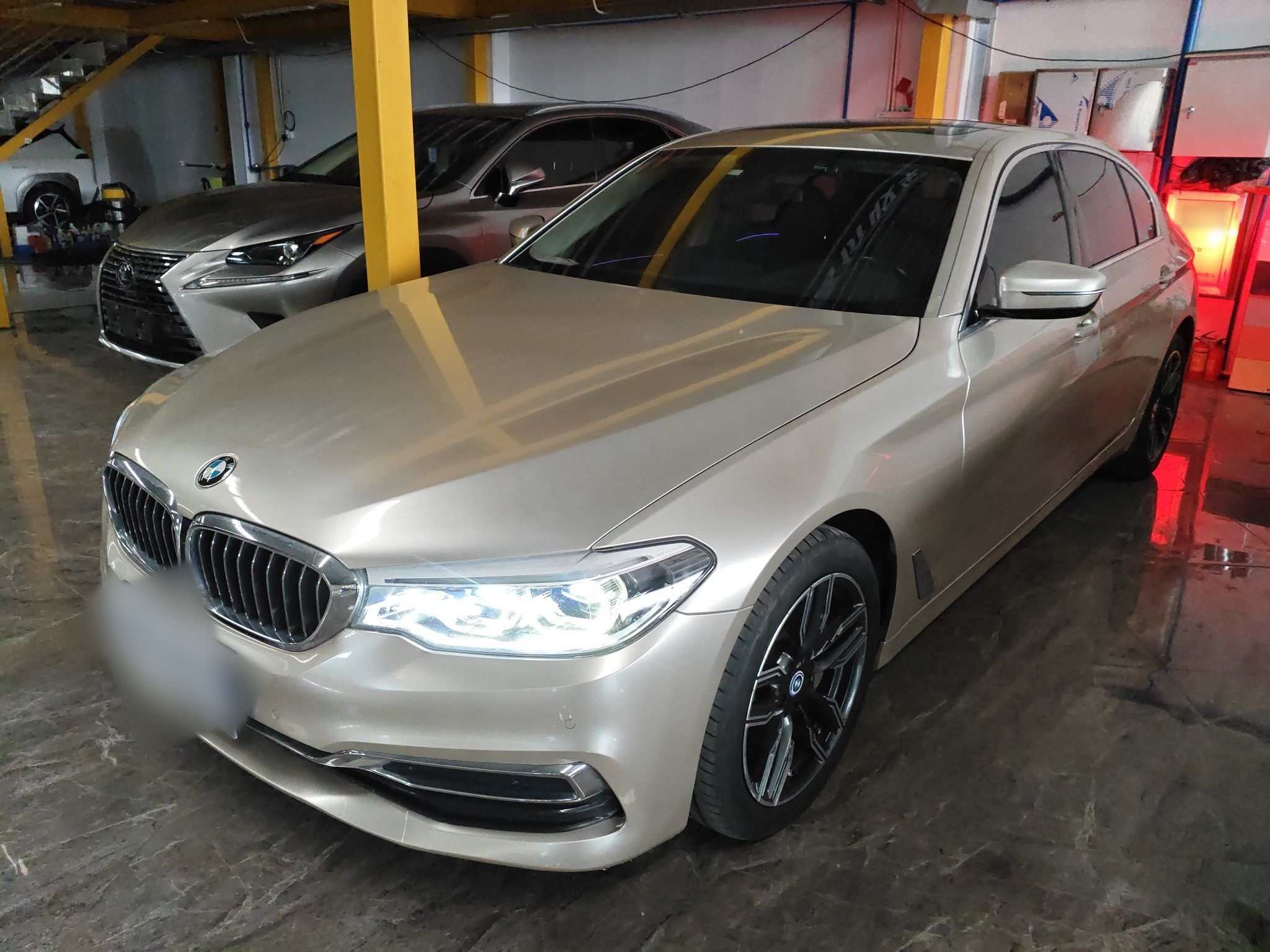 تحت مقدمة السيارة